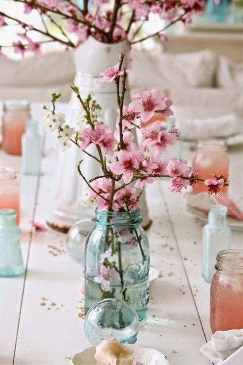 idee dentre de table mariage romantique fleurs de cerisier dans bocal mason jar bleu